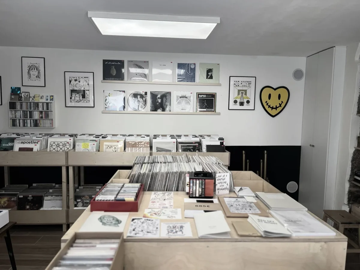 Interior de El Muelle 1931 Shop, tienda de discos en Santiago de Compostela