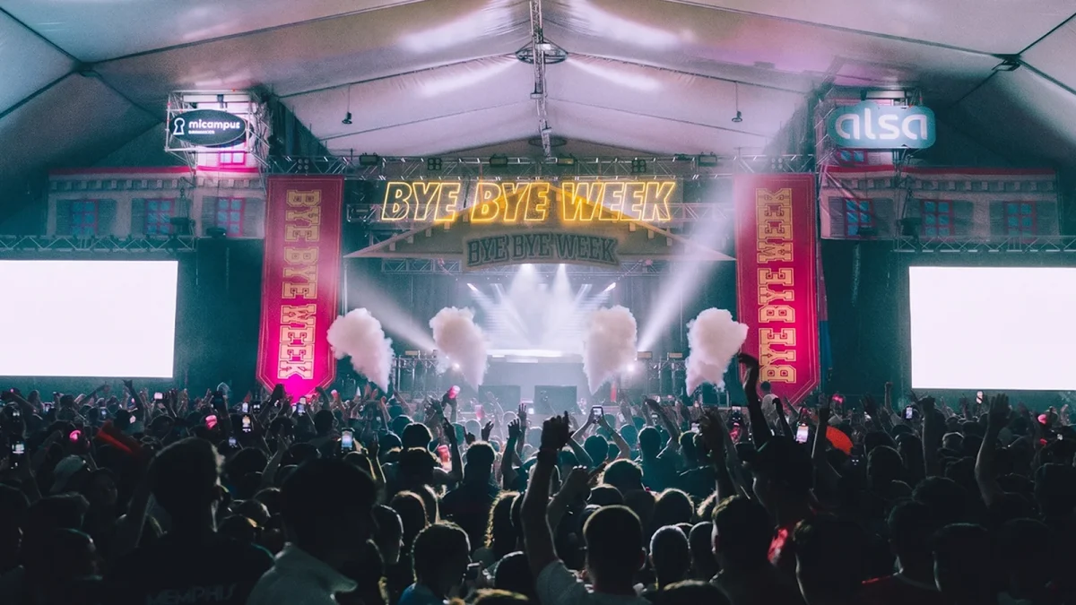 Escenario y público de BYE BYE WEEK