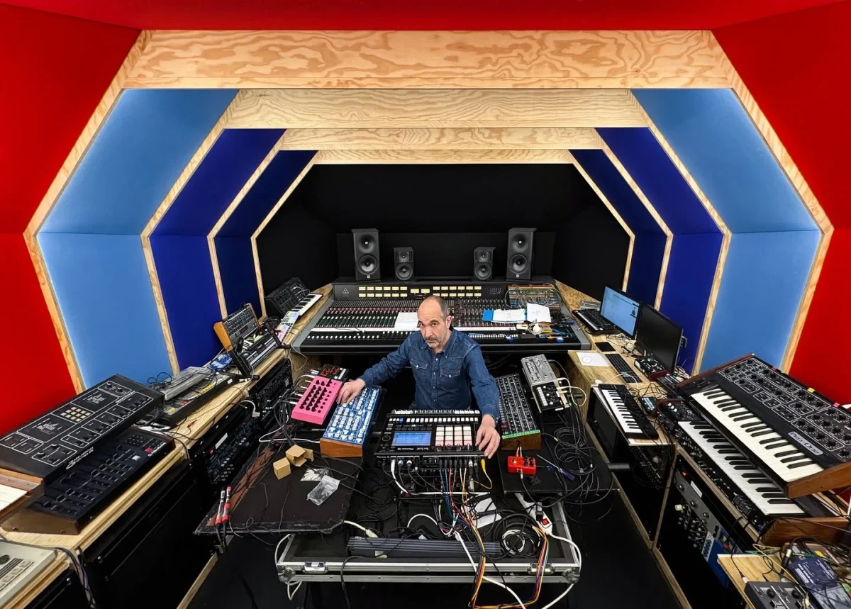 Étienne de Crécy en su estudio, anunciado para Music in the Garden Alicante