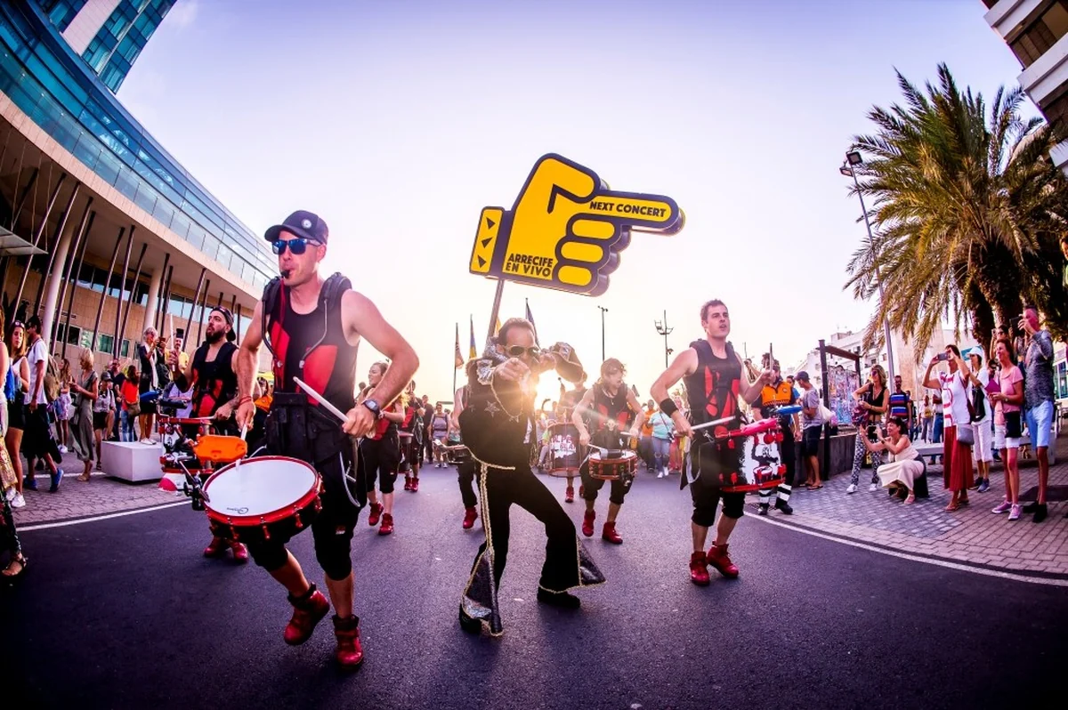 Pasacalles de Arrecife en Vivo siguiendo el dedo amarillo en una edición anterior