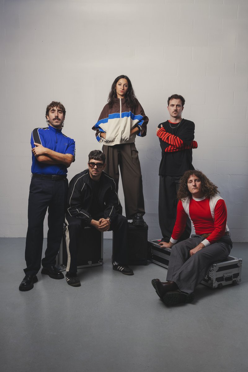 Los cinco integrantes de Cervatana posan en un estudio, en la foto de prensa publicada por BIME