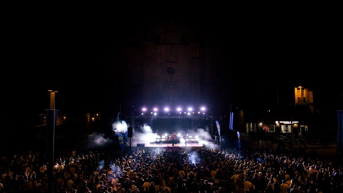Concierto nocturno de Contempopránea ante el público en una plaza, durante la edición de 2025