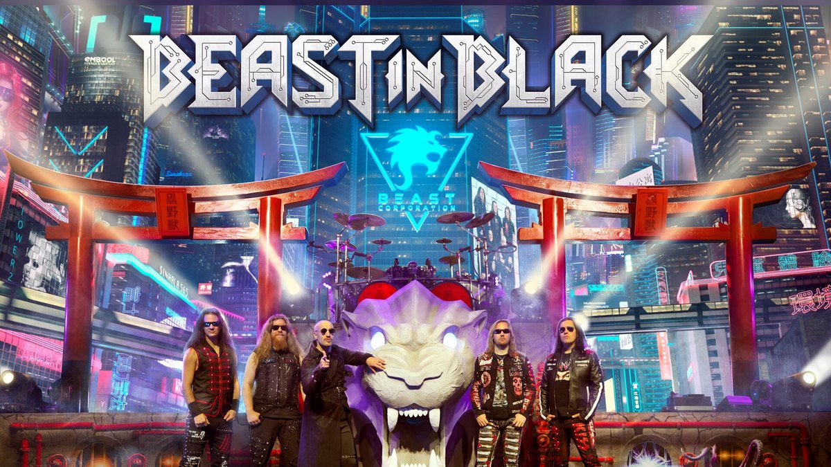 Los cinco integrantes de Beast In Black posan en el escenario de su gira, con el logotipo del grupo sobre una ciudad de neón