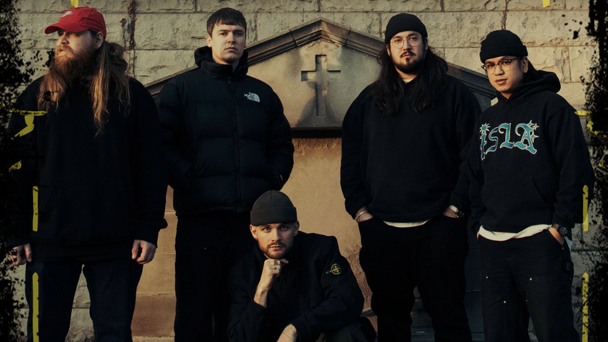 Los cinco integrantes de Knocked Loose posan ante un muro de piedra en la imagen del anuncio de Leyendas del Rock 2027