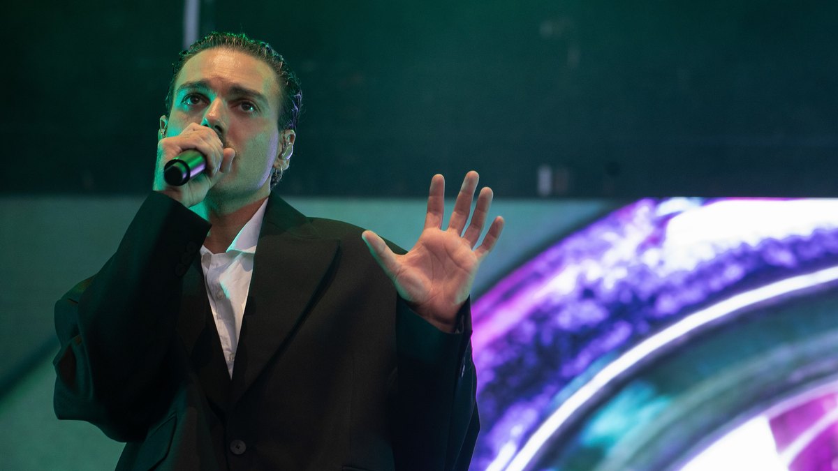 Alberto Jiménez, cantante de Miss Caffeina, canta con el micrófono en la mano sobre el escenario del Brisa Festival 2025