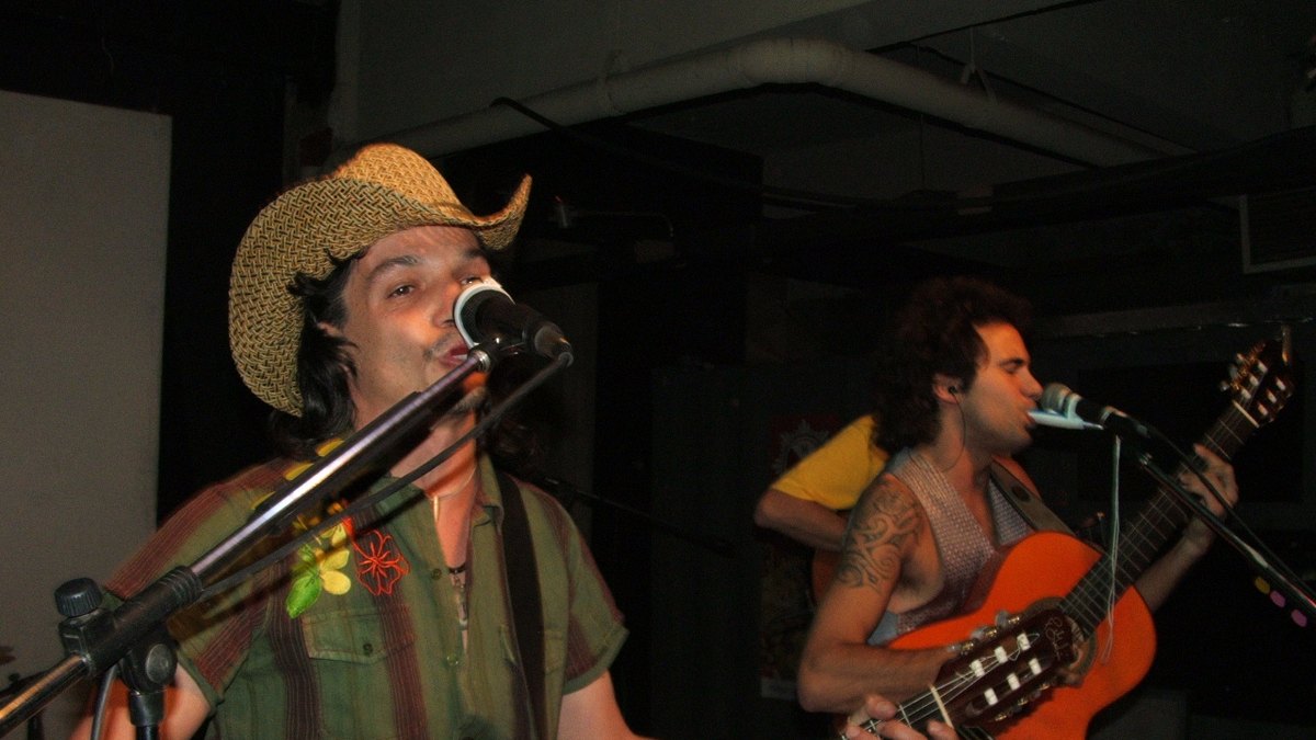 El Canijo de Jerez y Diego Pozo Ratón, de Los Delinqüentes, cantan con guitarras en un concierto en Ciudad de México