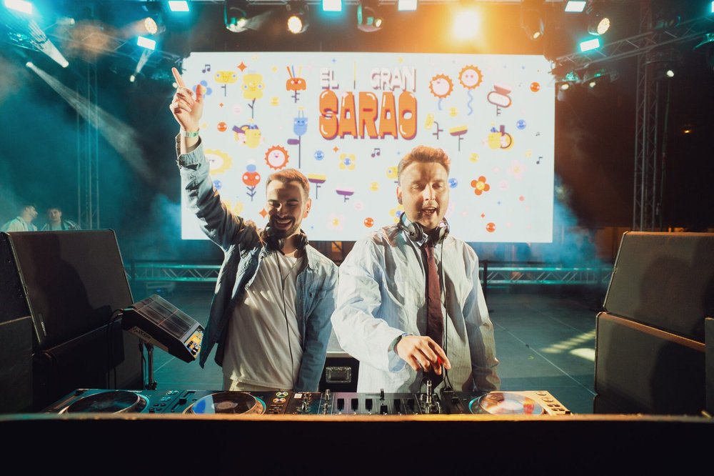 Dos DJs pinchan bajo la pantalla de El Gran Sarao en una edición anterior del Mallorca On Season Fest