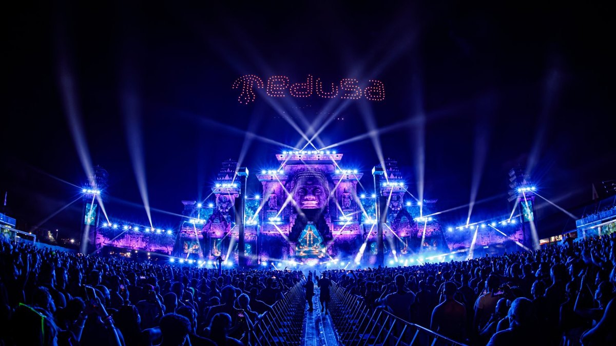 Escenario principal de Medusa 2026 iluminado de noche, con el nombre del festival dibujado con drones sobre el público, durante el End Show