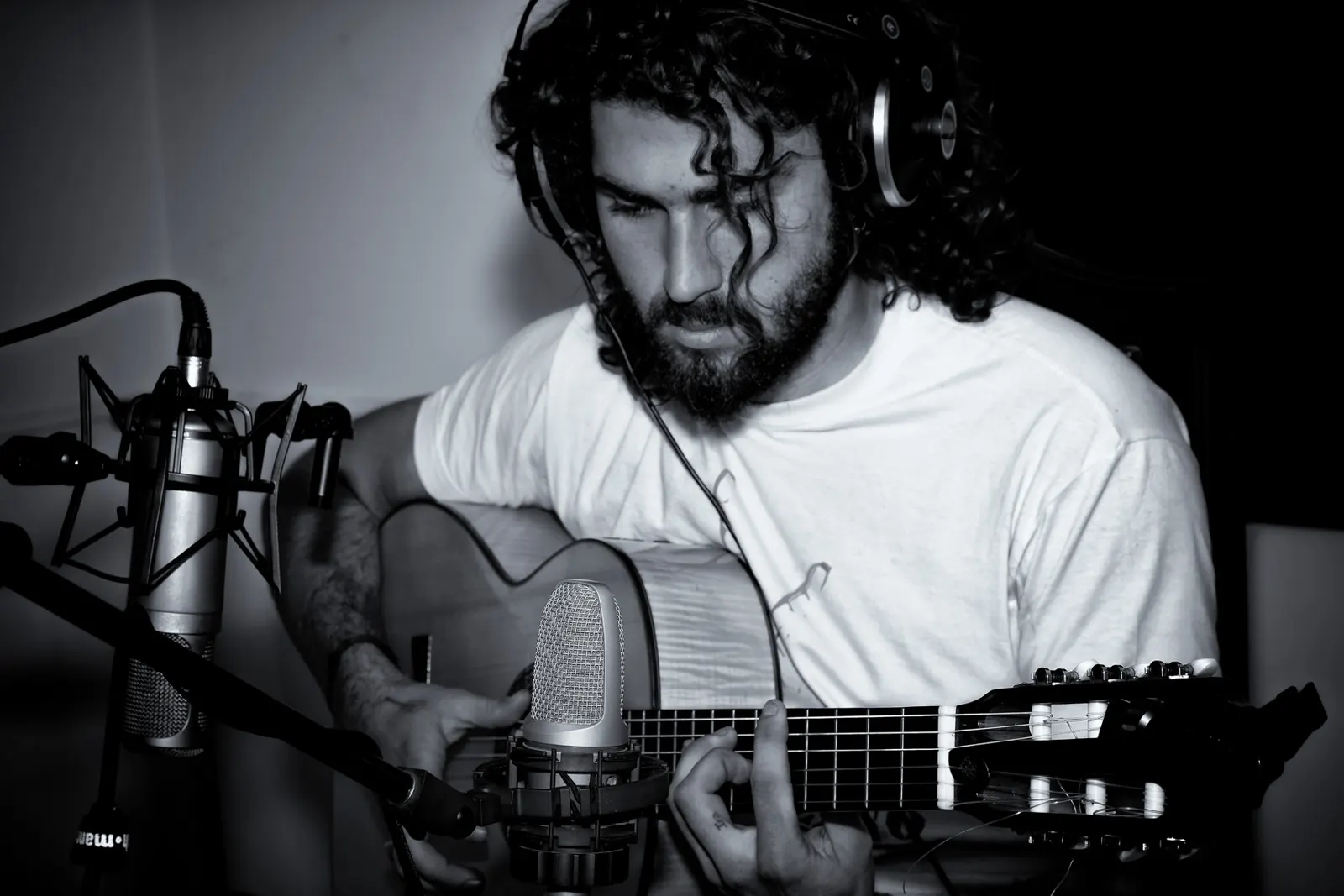 Alejandro Astola en la imagen difundida con su anuncio del 101 Music Festival