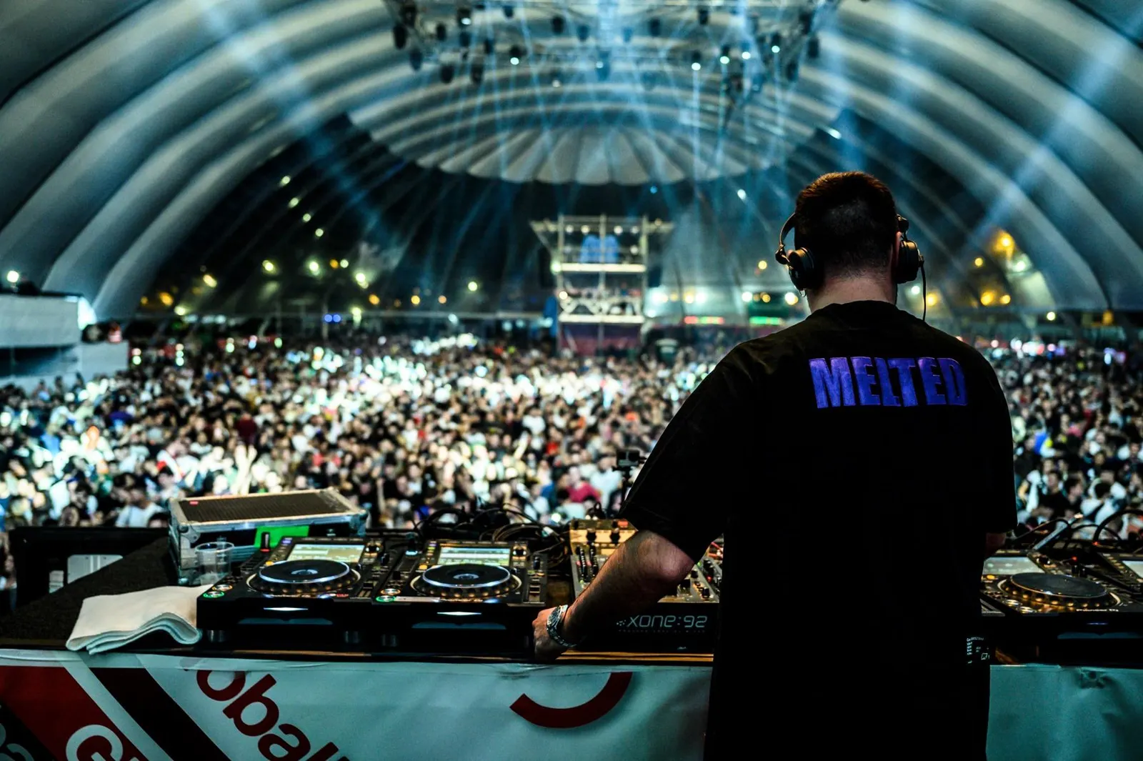 Sesión en una de las carpas de Espacio Zity con el público llenando la pista