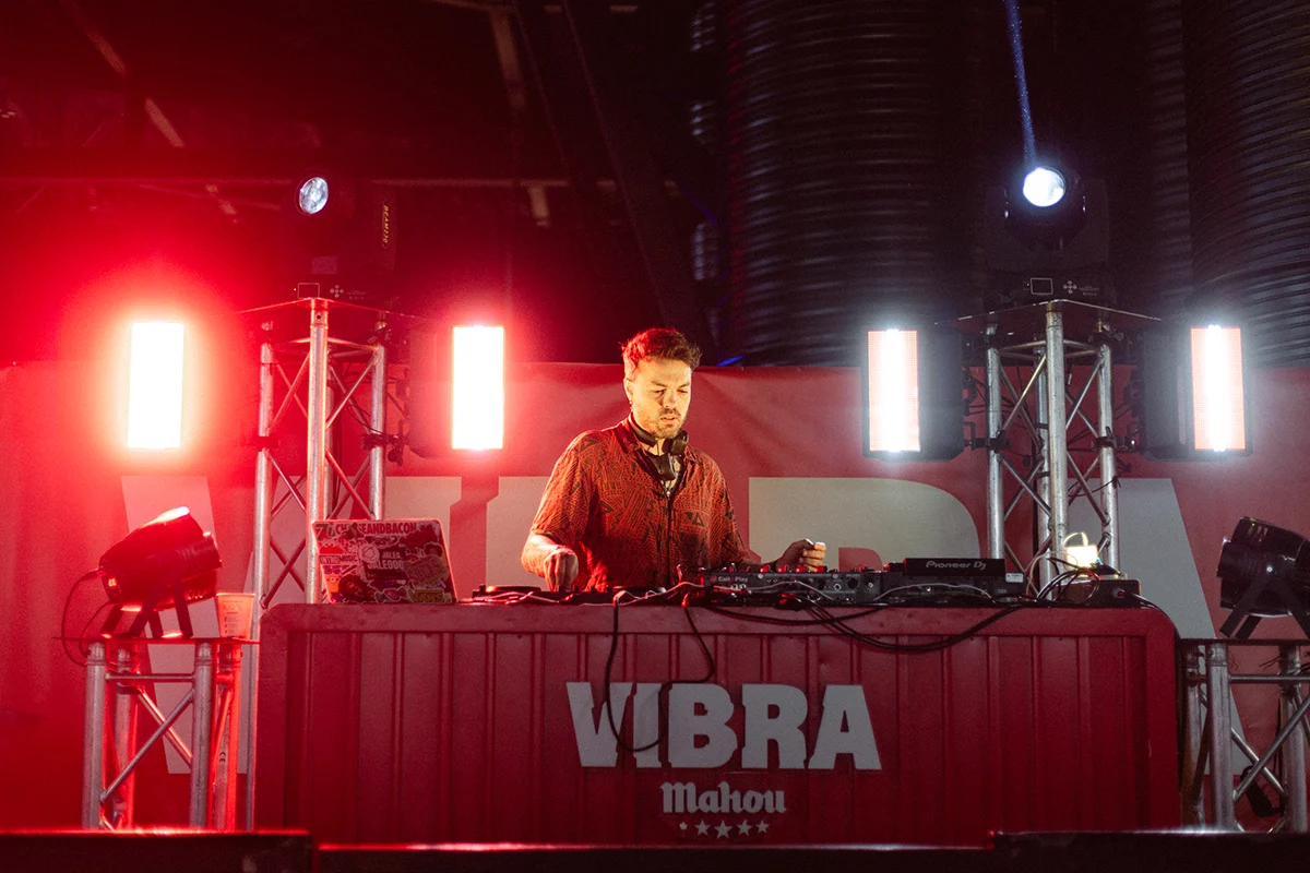 Sesión DJ de Vibra Mahou Fest León 2025, fotografía de archivo