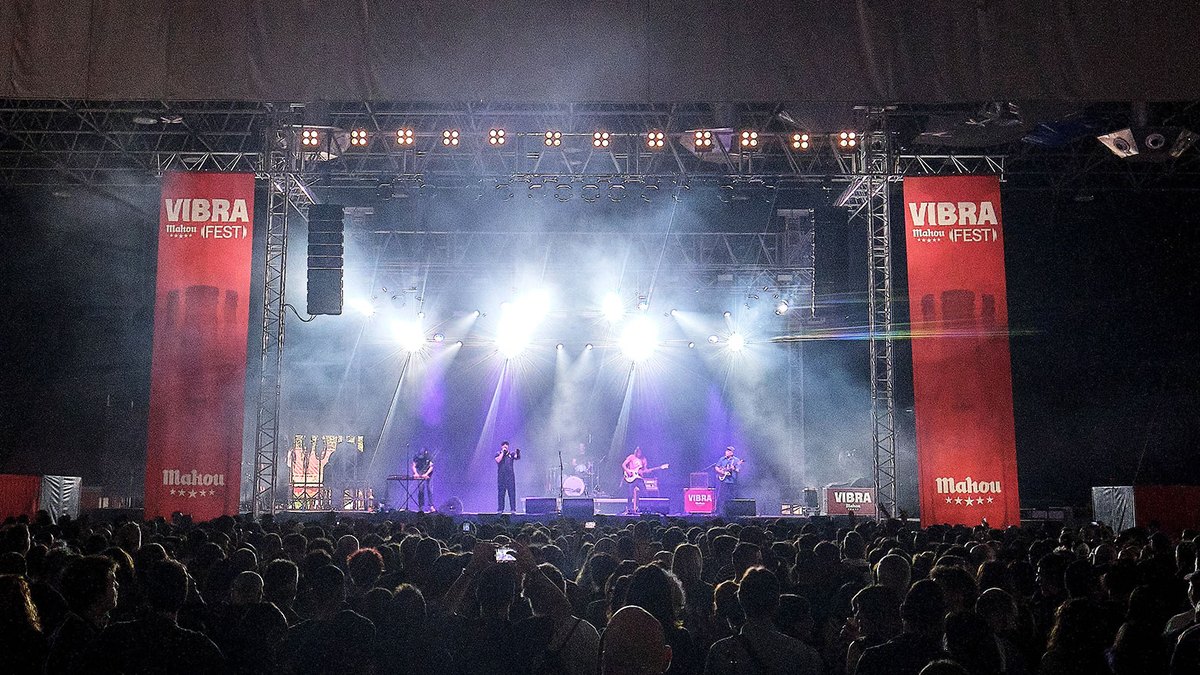 Parquesvr en directo ante el público en el escenario del Vibra Mahou Fest de Gijón, en mayo de 2026