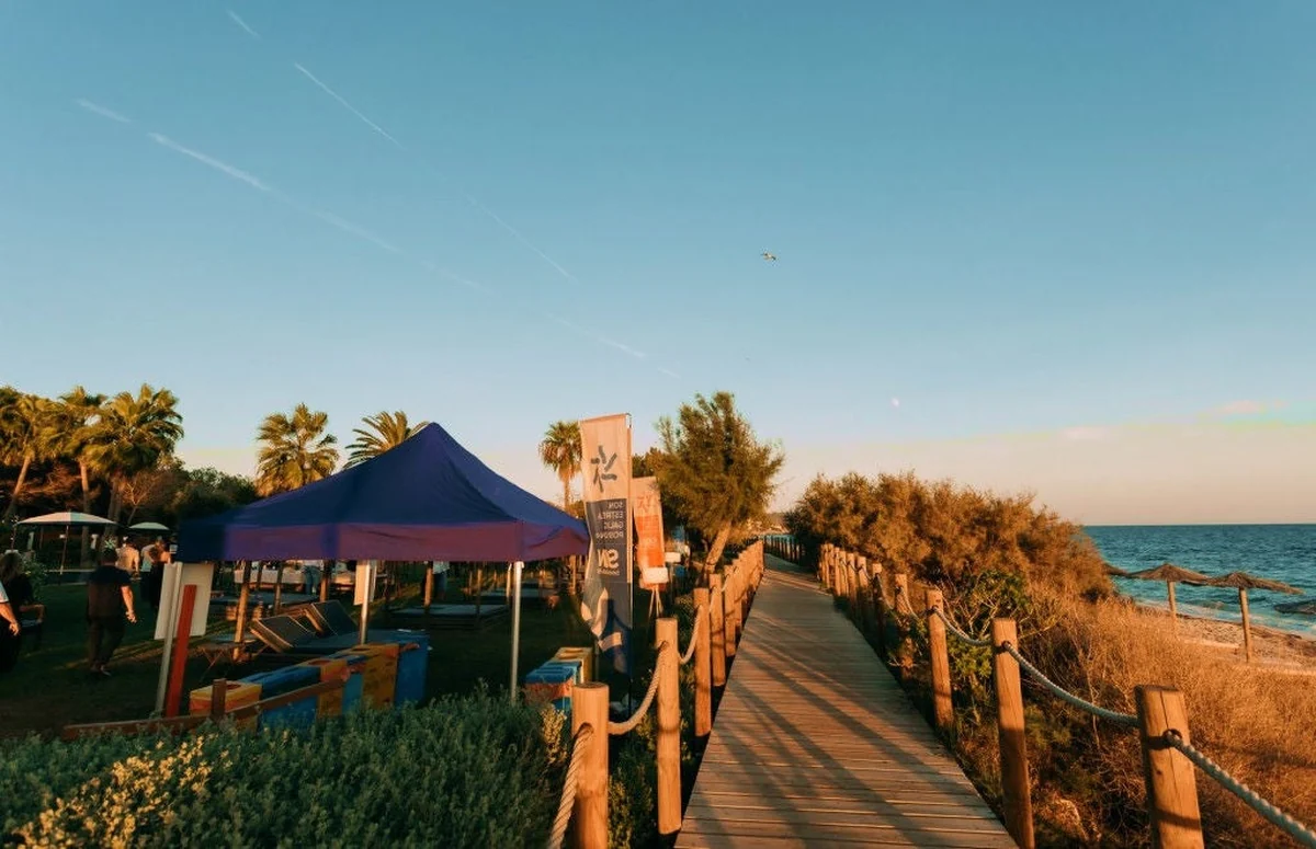 Entorno junto al mar en una imagen promocional de SON Estrella Galicia Posidonia