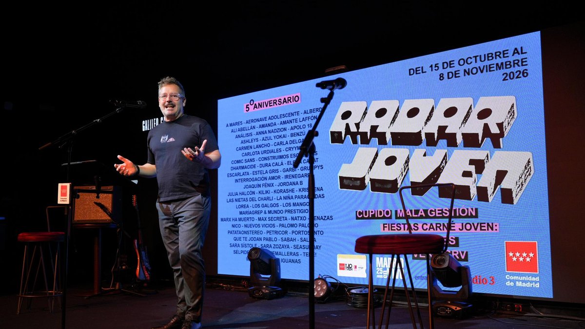 Escenario de la sala Galileo Galilei con el cartel de Radar Joven 2026 proyectado en una pantalla azul durante la presentación del ciclo
