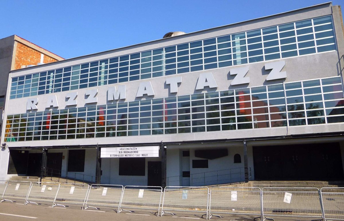 Fachada de la sala Razzmatazz en Barcelona, con su nombre en grandes letras sobre la cristalera
