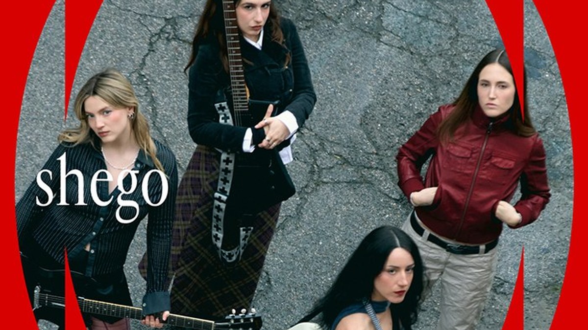 Las cuatro integrantes de Shego fotografiadas desde arriba con sus guitarras sobre fondo rojo en el cartel de Directos Vibra Mahou en Oviedo