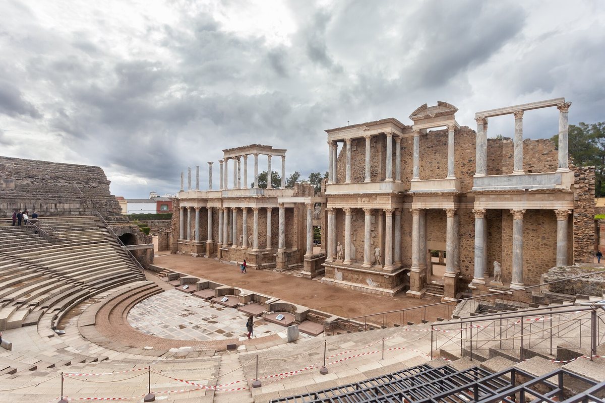 Graderío y escena del Teatro Romano de Mérida con las dos alturas de columnas del frente escénico