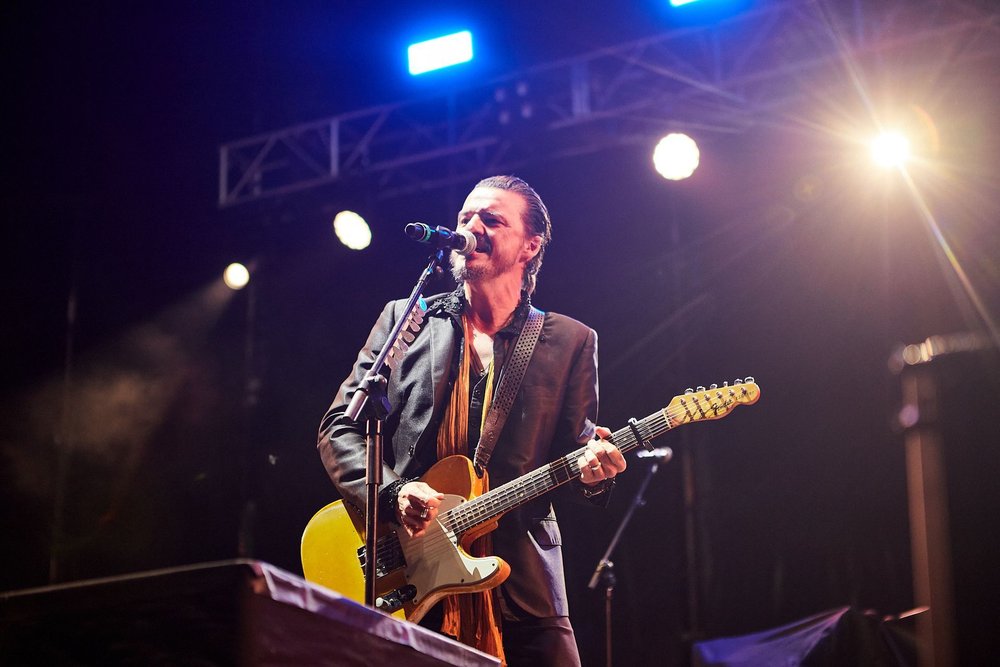 Un cantante y guitarrista actúa sobre el escenario en la edición de 2022 del festival tinerfeño