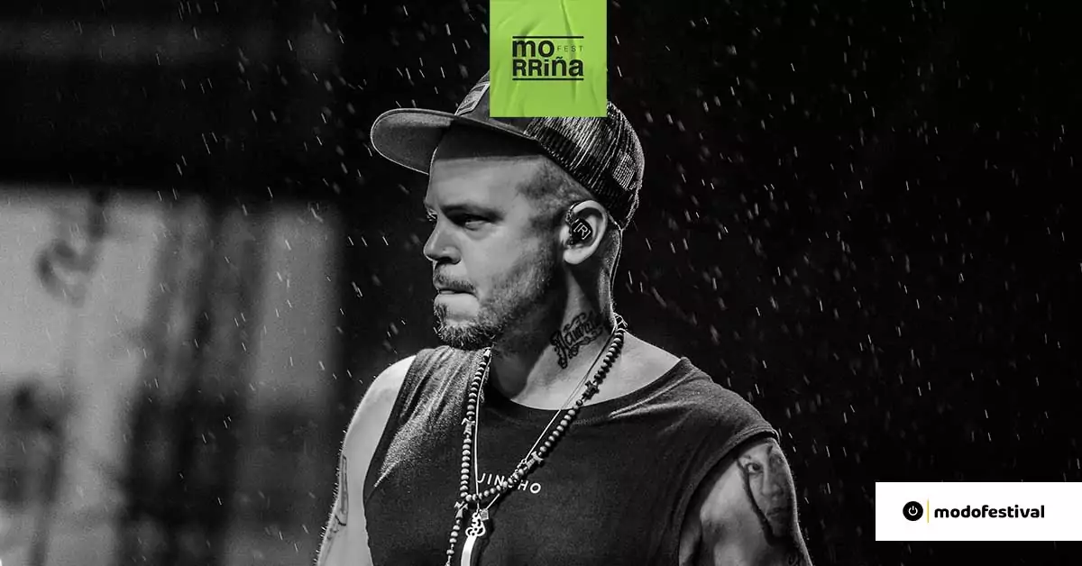 Residente durante su actuación en el Morriña Fest 2025 en A Coruña, bajo la lluvia, con el logo del festival visible.