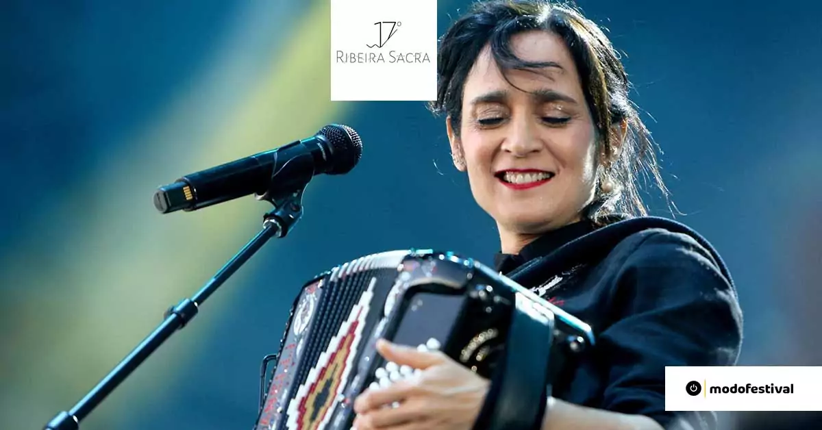 Julieta Venegas tocando el acordeón en el escenario durante el 17º Ribeira Sacra