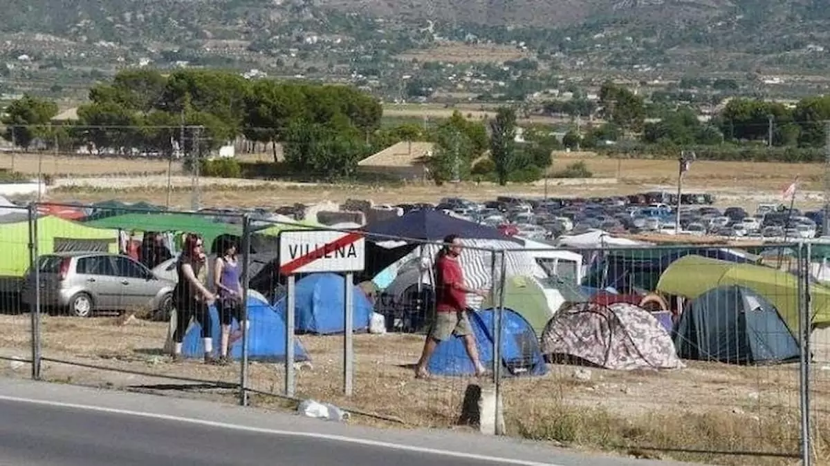 Zona de acampada del festival Leyendas del Rock en Villena, con tiendas de campaña y asistentes.