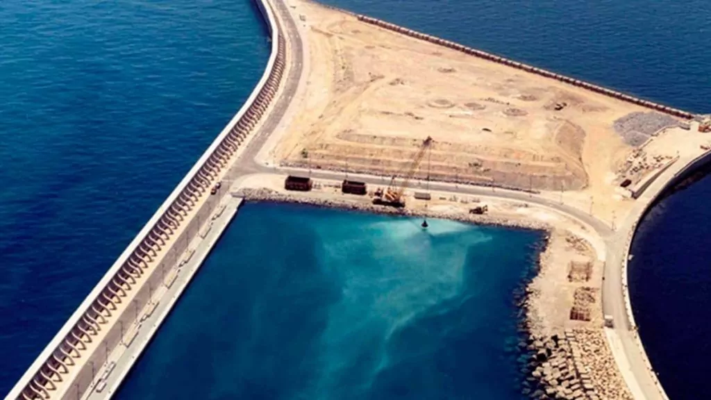 Descubre cómo el Dique de Levante redefine la experiencia festivalera en Málaga con el Brisa Festival 2025: música, gastronomía y vistas únicas al mar.