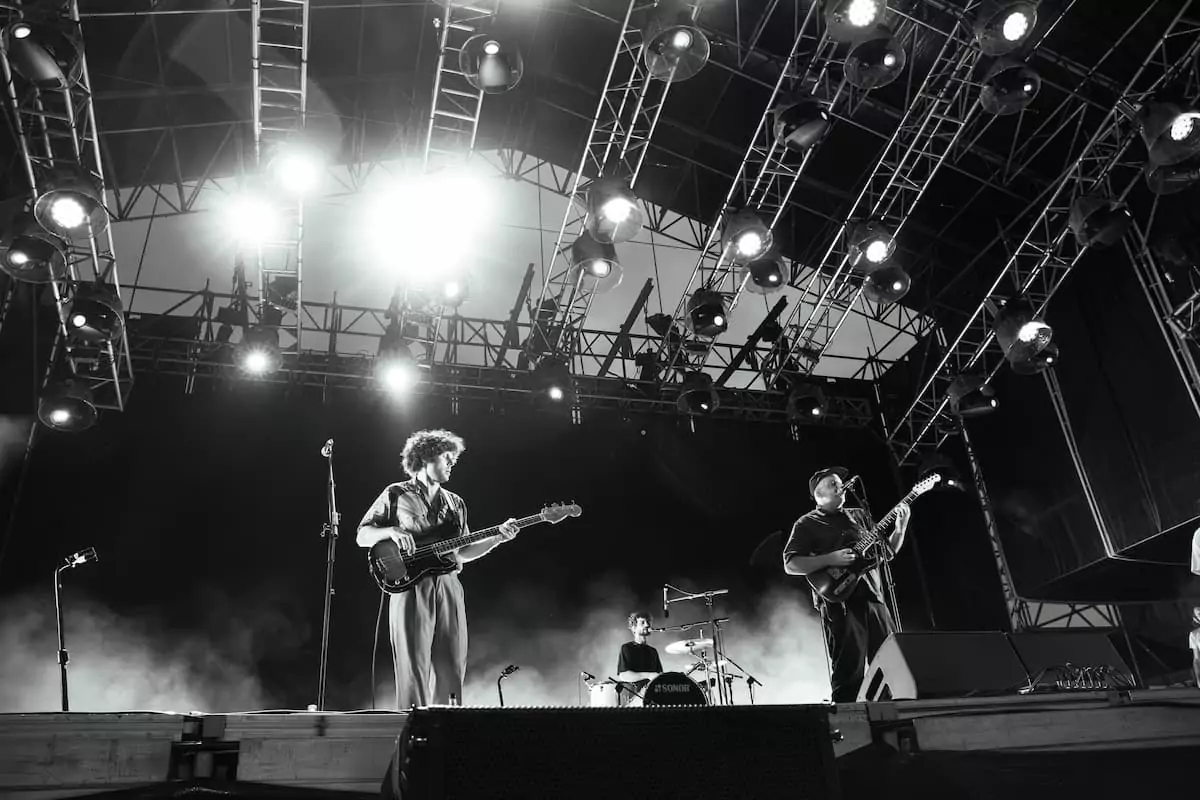 Carlangas – Phe Festival 2025 Carlangas y su banda en directo en el Phe Festival 2025 en Tenerife, fotografía de Belén (@bedroomeyes_b)