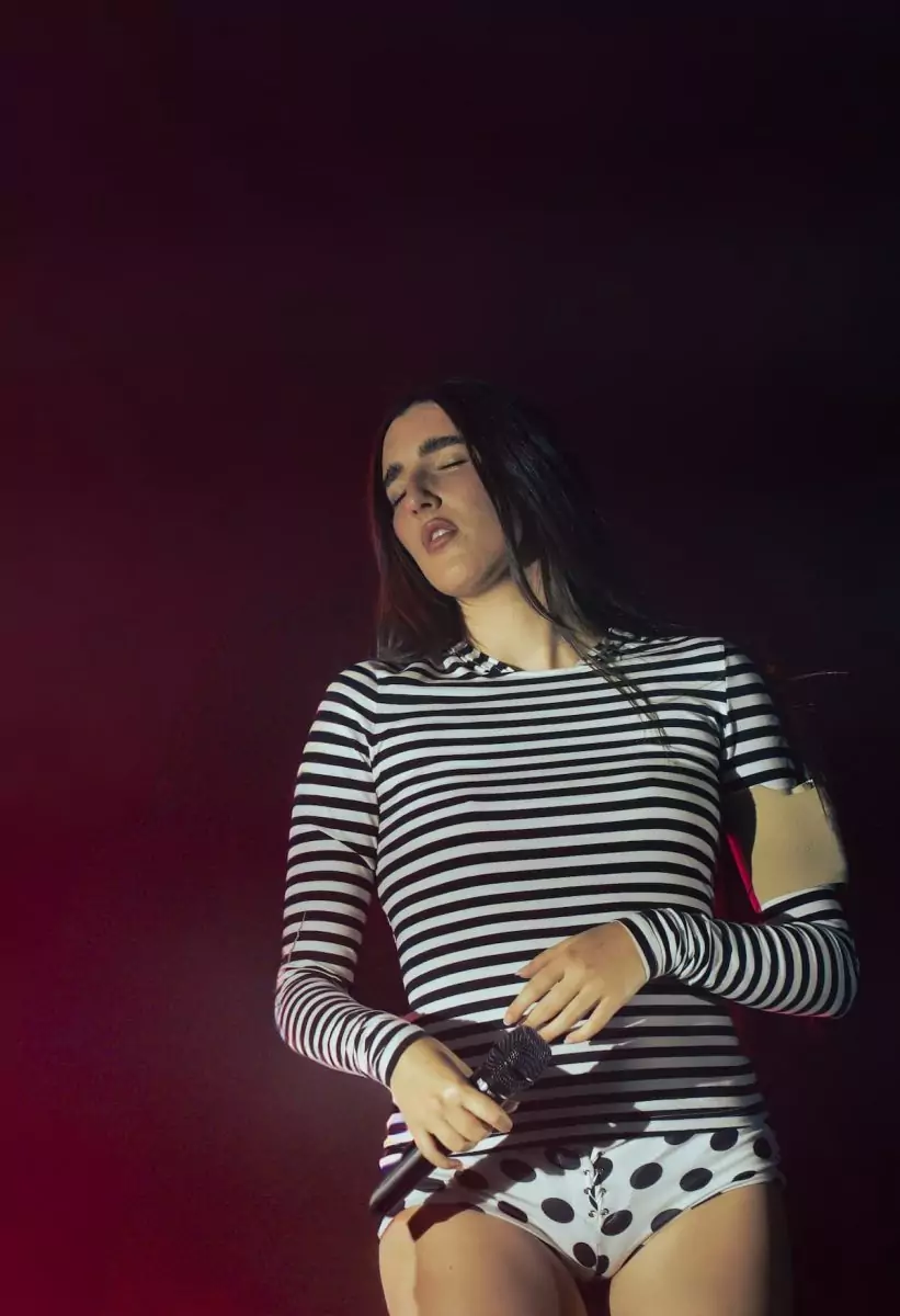 Judeline 2 – Phe Festival 2025 Judeline cantando en el Phe Festival 2025 en Tenerife, fotografía de Belén (@bedroomeyes_b)