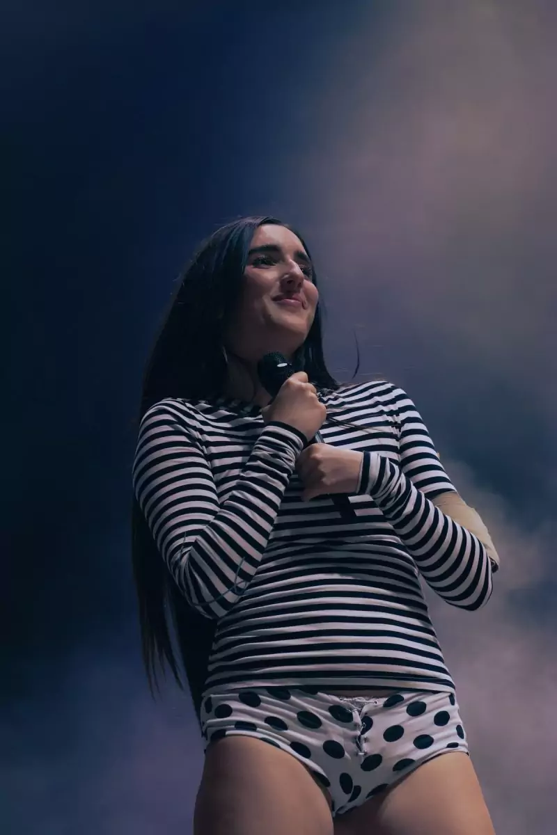 Judeline 3 – Phe Festival 2025 Judeline en directo en el Phe Festival 2025 en Puerto de la Cruz, fotografía de Belén (@bedroomeyes_b)