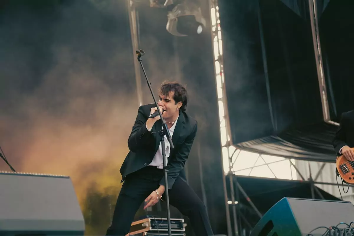 Los Blody 2 – Phe Festival 2025 Vocalista de Los Blody cantando en el Phe Festival 2025 en Tenerife, fotografía de Belén (@bedroomeyes_b)