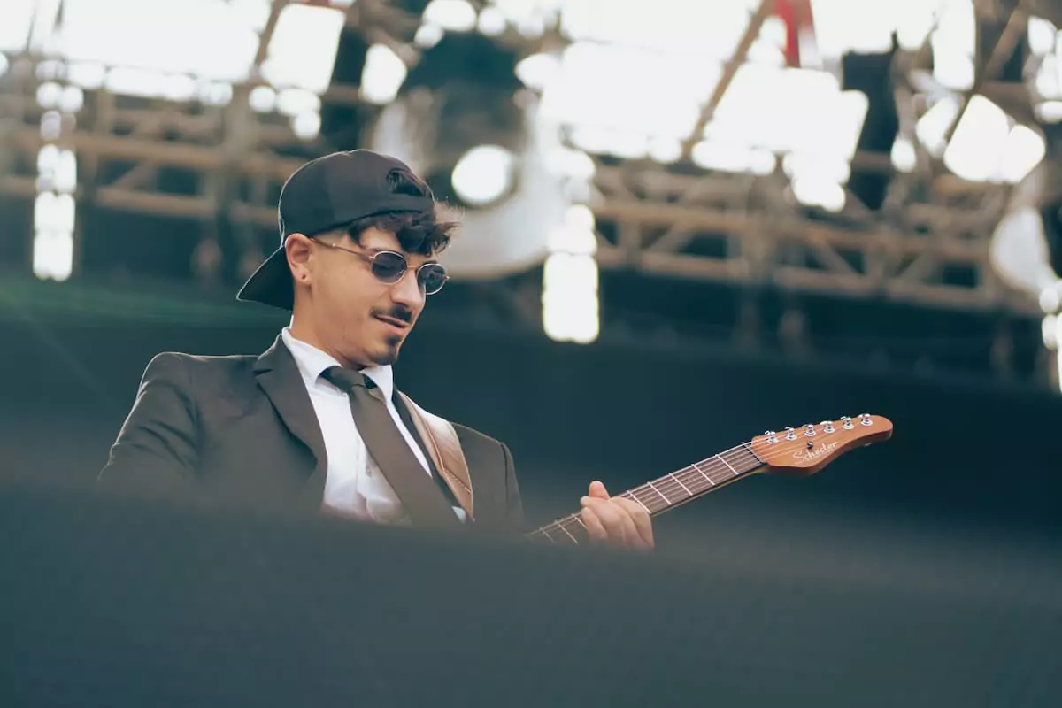 Los Blody 3 – Phe Festival 2025 Integrante de Los Blody tocando la guitarra en el Phe Festival 2025 en Tenerife, fotografía de Belén (@bedroomeyes_b)