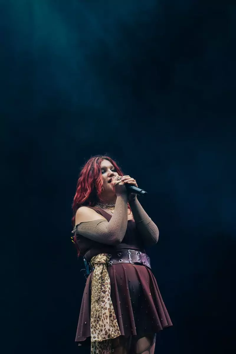 Samuraï – Phe Festival 2025 Samuraï cantando en el Phe Festival 2025 en Tenerife, fotografía de Belén (@bedroomeyes_b)