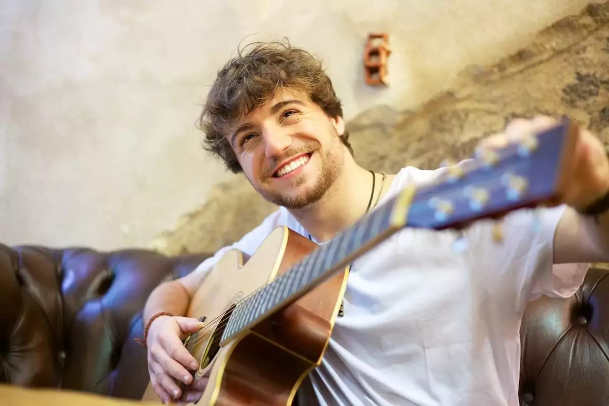 Luis Fercán sobre el escenario en Vilanova de Arousa cerrando su gira 2025